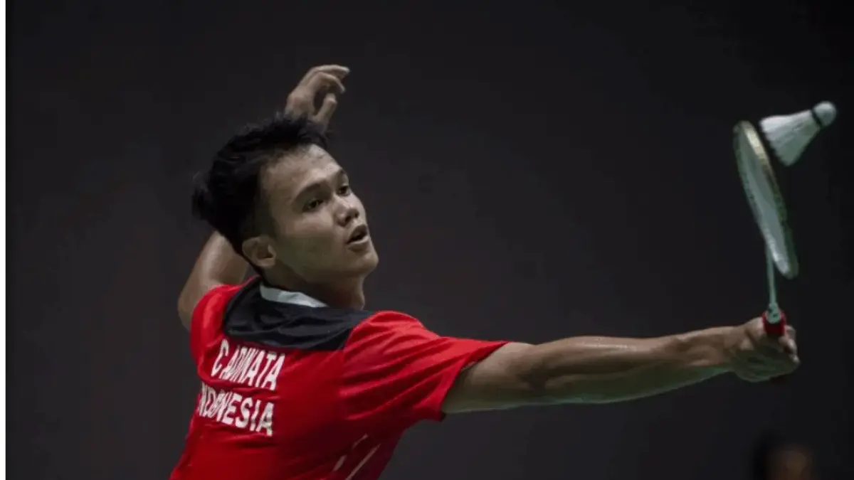 Pebulu tangkis tunggal putra Indonesia Christian Adinata mengembalikan kok ke arah kompatriotnya Chico Aura
