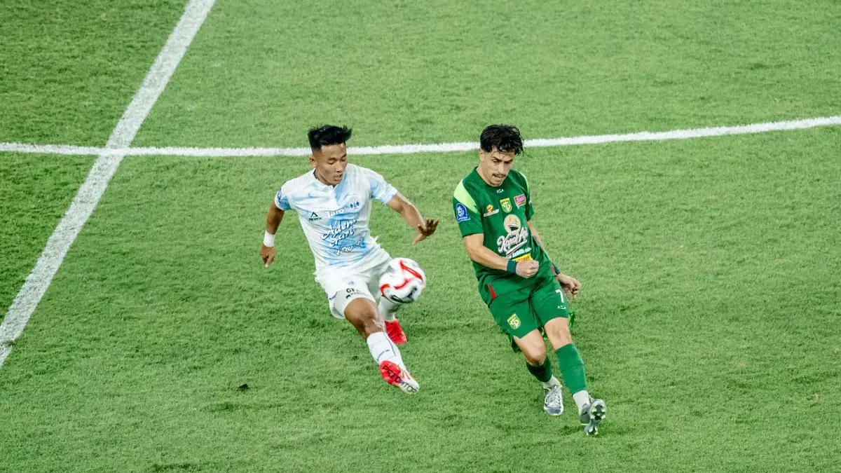 Laga Persebaya Surabaya vs PSIM Yogyakarta.