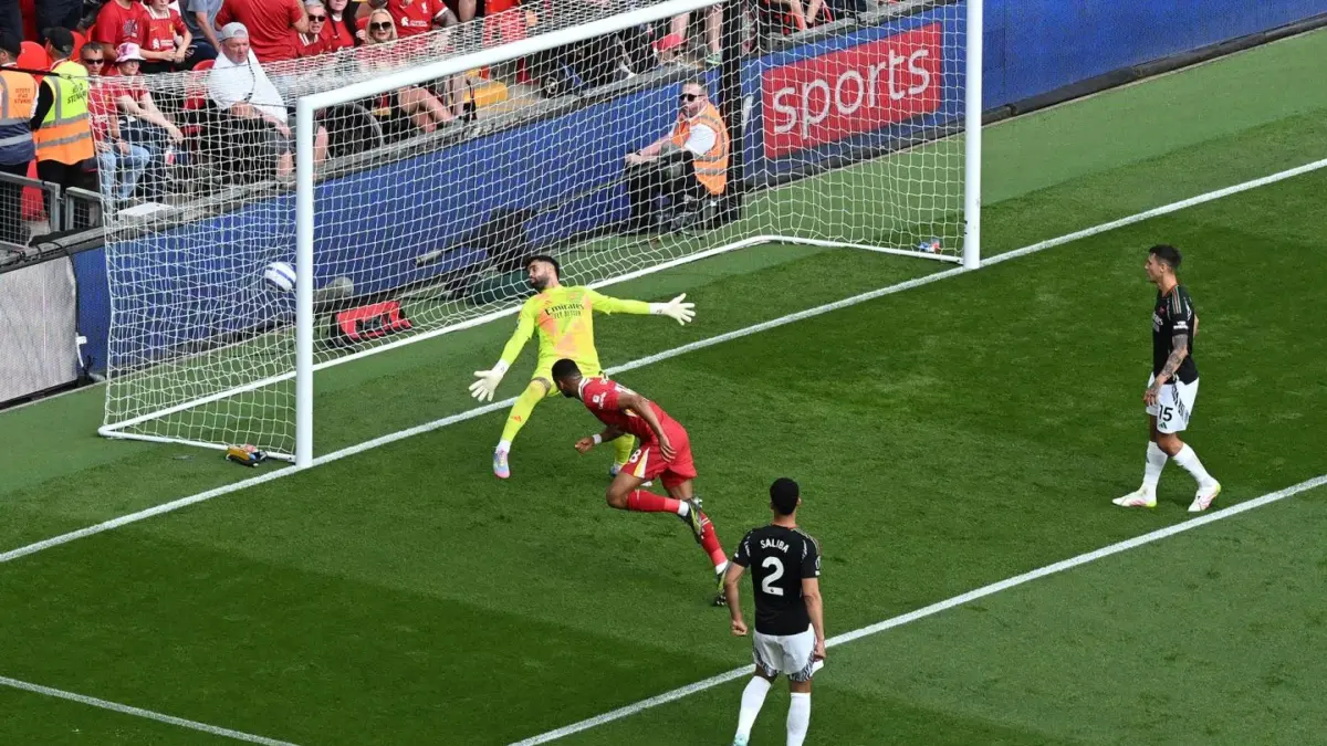 Liverpool vs Arsenal pada musim EPL 2024/2025.