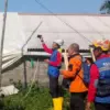 Petugas BPBD Bandung Barat saat mengecek lokasi fenomena alam misterius berupa suara gemuruh disertai getaran