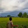 Anak-anak Desa Girimukti, Bandung Barat memilih bermain layangan bersama teman-teman, jauh dari gawai. Dok Jab