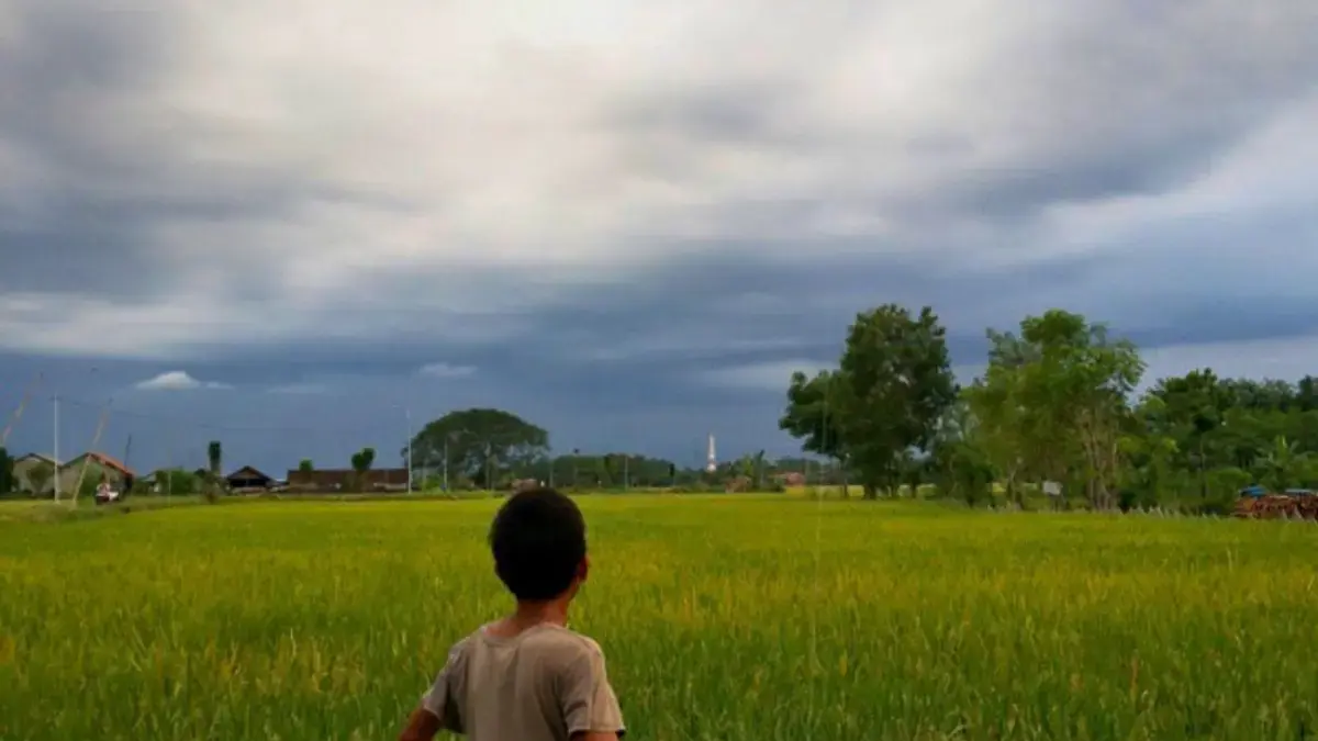 Anak-anak Desa Girimukti, Bandung Barat memilih bermain layangan bersama teman-teman, jauh dari gawai. Dok Jab