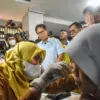 Menteri Kesehatan Budi Gunadi Sadikin (tengah) meninjau pelaksanan Kick Off Cek Kesehatan Gratis (CKG) siswa S