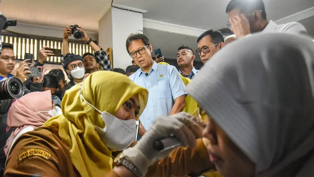 Menteri Kesehatan Budi Gunadi Sadikin (tengah) meninjau pelaksanan Kick Off Cek Kesehatan Gratis (CKG) siswa S