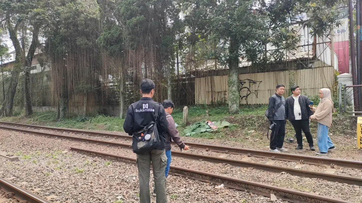 Diduga Trobos Palang Pintu, Seorang Pria Tanpa Identitas Meningal Dunia usai Terserempet Kereta di Perlintasan