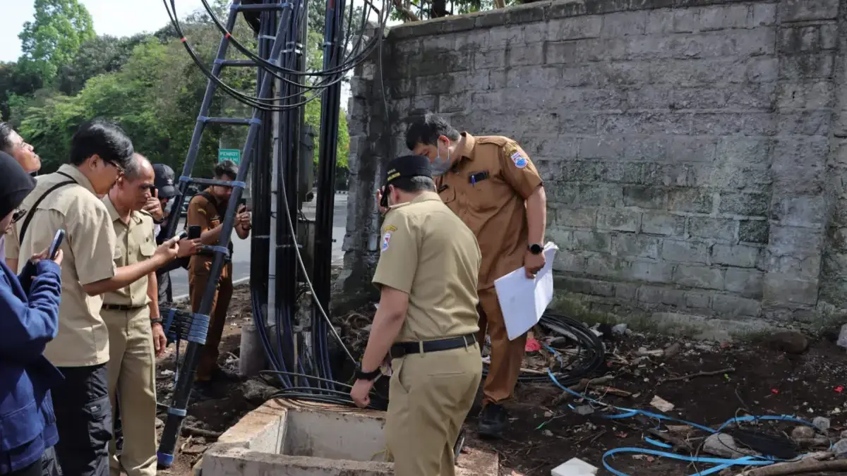 Proyek Bundaran Jati Cimahi Dikebut, Pemkot Targetkan Tuntas Pemindahan Kabel Bulan Depan Proyek pembangunan Bundaran Jati Cimahi dikebut. Kabel vital dan tiang listrik segera dipindahkan demi kelanca