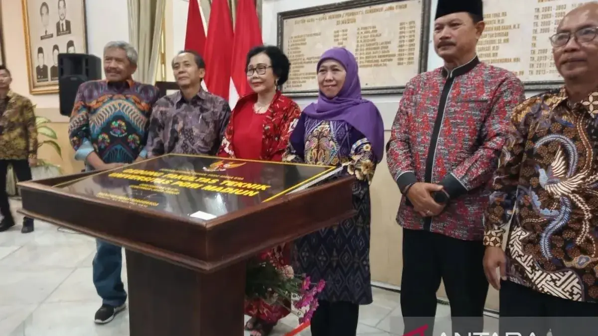Gubernur Jawa Timur Khofifah menghadiri Gala Dinner Pekan Olahraga dan Seni Mahasiswa (PORSENASMA) V Perguruan