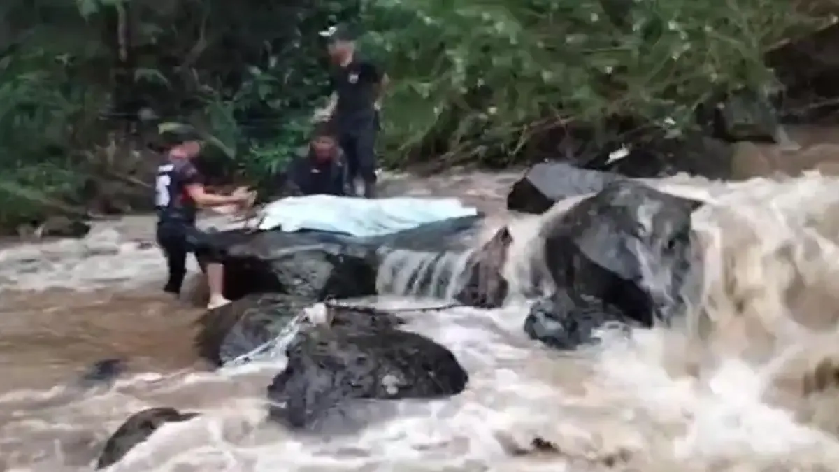 Banjir di Megamendung Bogor Kembali Telan Korban Jiwa, Pria 75 Tahun Terseret Arus Hingga 2 Kilometer Jenazah korban banjir, Dani (75) saat ditemukan oleh warga. Foto: istimewa