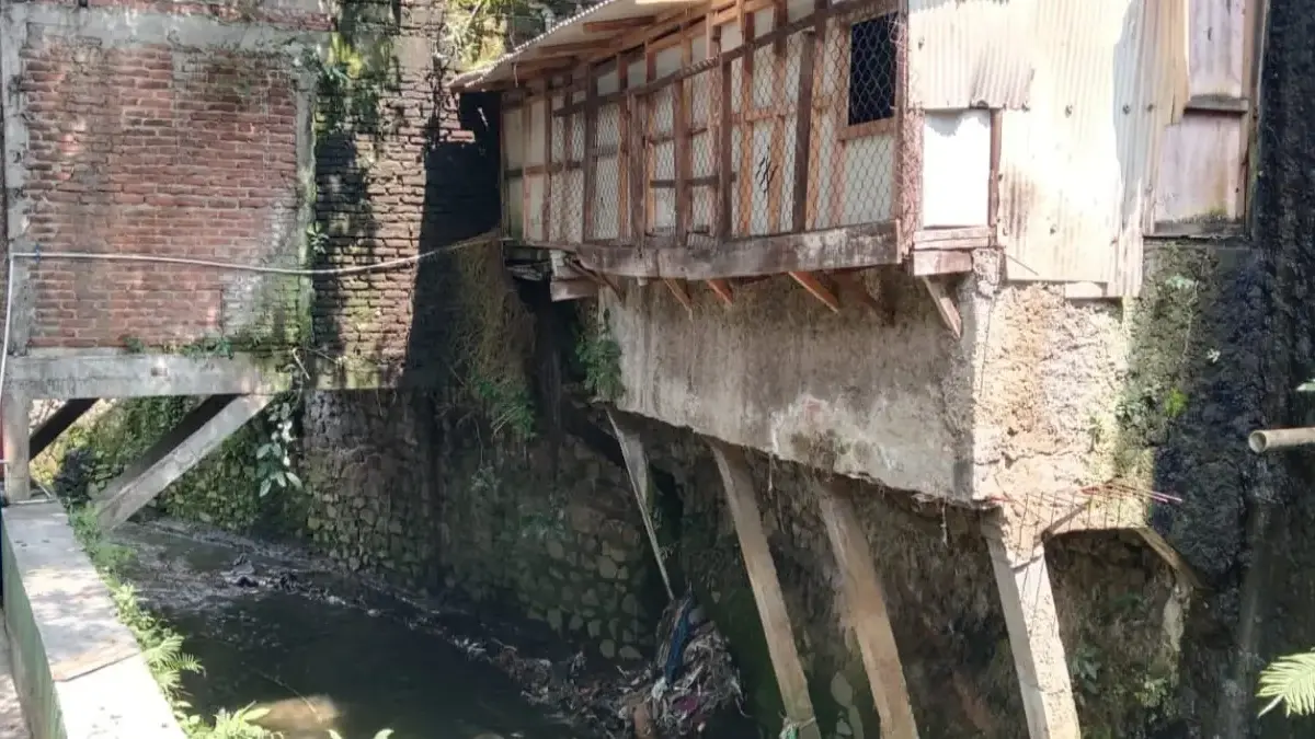 Pemkot Cimahi Bongkar Bangunan Liar di Bantaran Sungai, Fokus Pulihkan Fungsi Aliran Air Pemkot Cimahi Bongkar Bangunan Liar di Bantaran Sungai, Fokus Pulihkan Fungsi Aliran Air