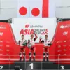 Pebalap binaan PT Astra Honda Motor (AHM) Badly Ayatullah (kanan) berhasil meraih podium ketiga p