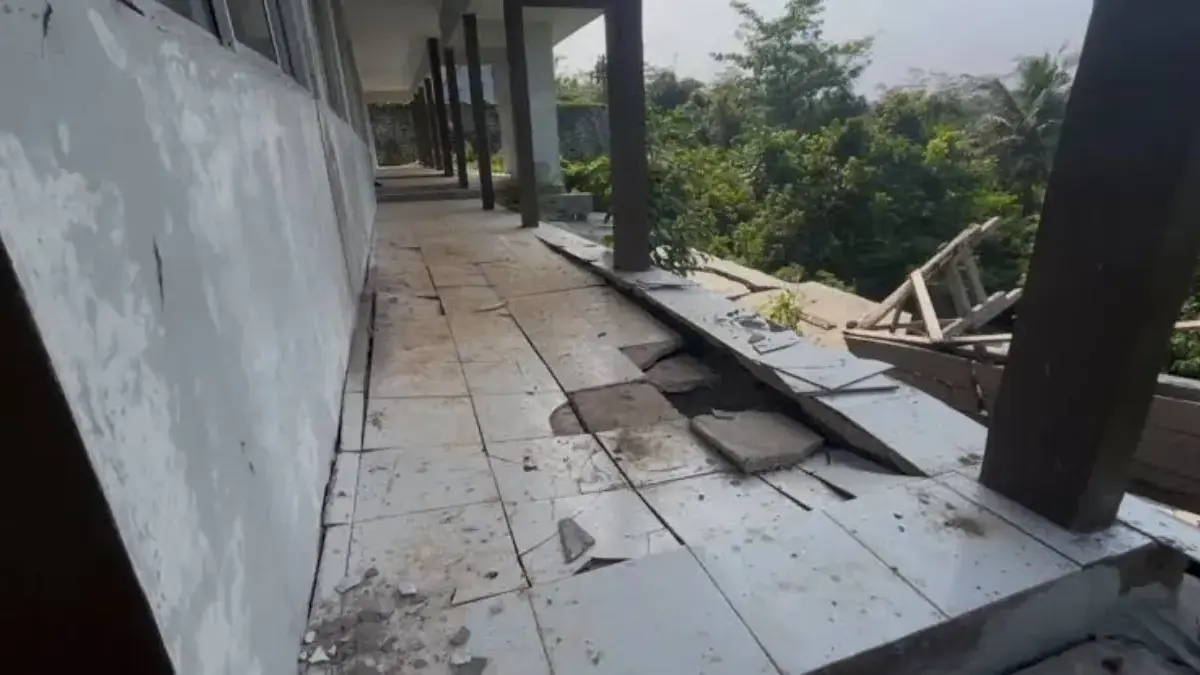 Kondisi bangunan SMK Negeri 1 Cijeungjing rusak, padahal banguna ini baru selesai dibangun akhir tahun 2023.