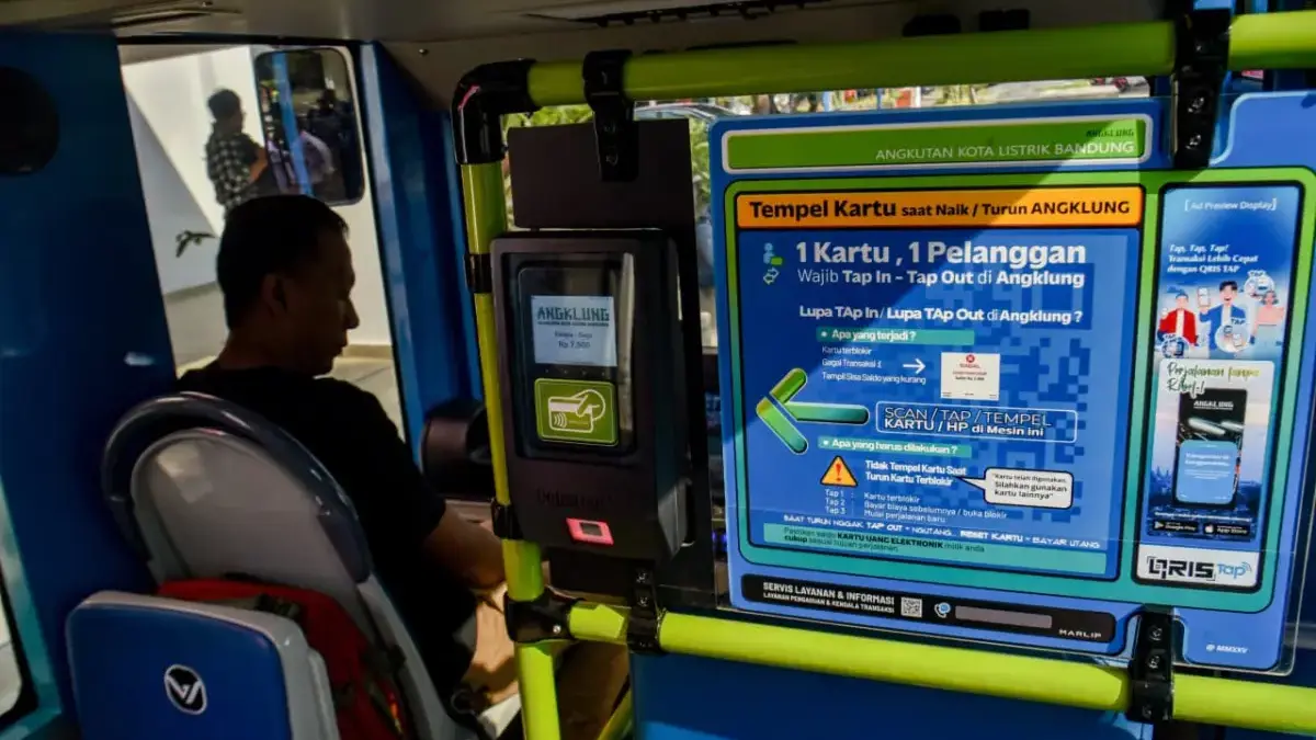 Petugas memperhatikan purwarupa angkot listrik pintar yang diproduksi oleh perusahaan karoseri PT Marlip Indo