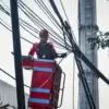 Petugas melakukan penataan jaringan kabel utilitas semrawut di kawasan Laswi, Kota Bandung, Selasa (5/8). Foto