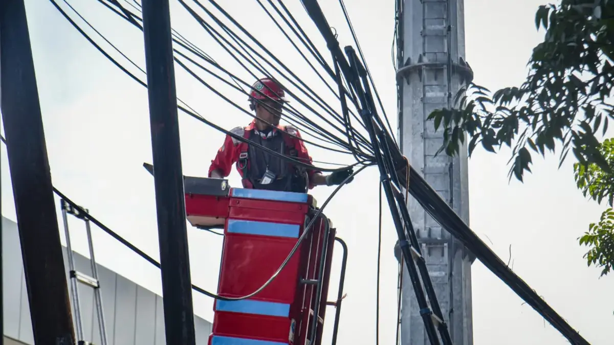 Kabel Menjuntai di Jalan Laswi Dirapikan, Pemkot Bandung: Cegah Kejadian di Kopo Berulang Petugas melakukan penataan jaringan kabel utilitas semrawut di kawasan Laswi, Kota Bandung, Selasa (5/8). Foto