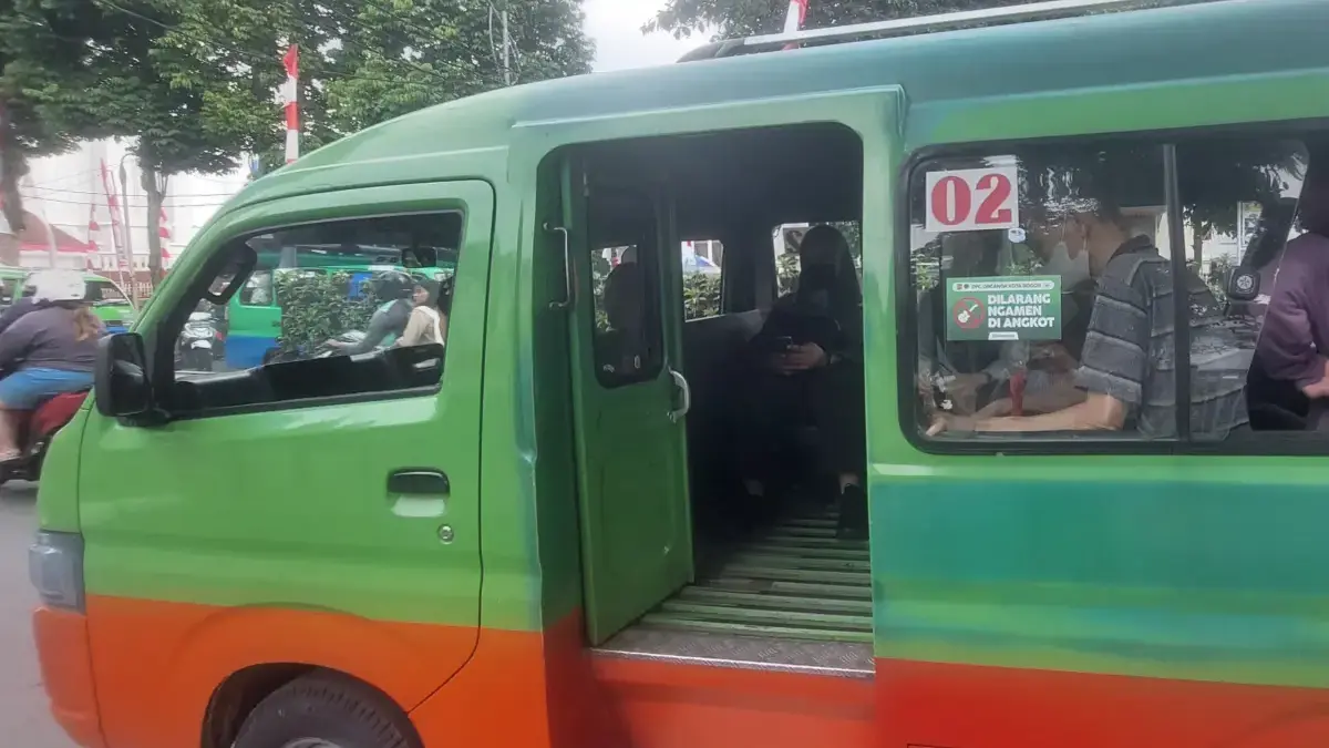 Stiker larangan mengamen yang dipasang di angkot Kota Bogor oleh Organda. Dok. JabarEkspres/Sekar Andini
