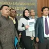 Masuk Agenda Pemeriksaan Berkas, Tahapan Gugatan 8 Organisasi SMA Swasta ke Dedi Mulyadi Dimulai! Dok. Tim hukum 8 organisasi sekolah jenjang SMA saat tunjukan berkas gugatannya kepada Gubernur Dedi Mulyadi d