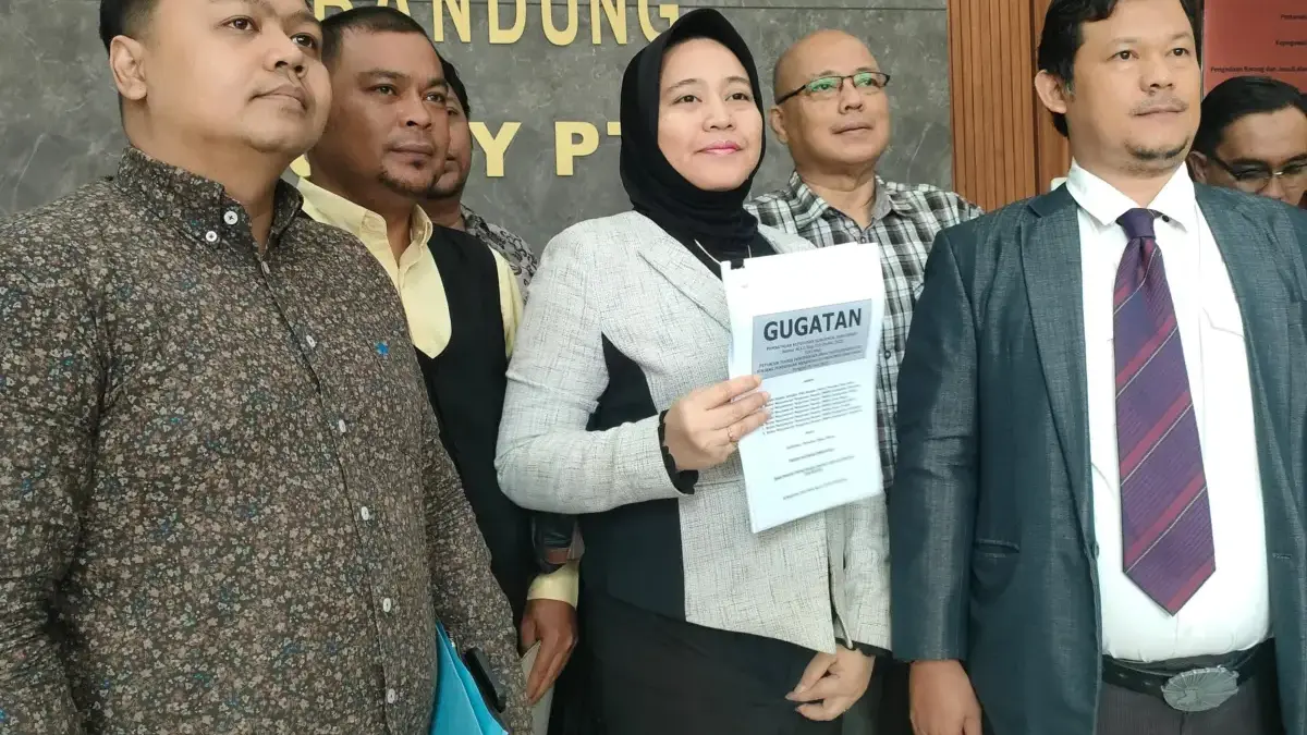 Masuk Agenda Pemeriksaan Berkas, Tahapan Gugatan 8 Organisasi SMA Swasta ke Dedi Mulyadi Dimulai! Dok. Tim hukum 8 organisasi sekolah jenjang SMA saat tunjukan berkas gugatannya kepada Gubernur Dedi Mulyadi d
