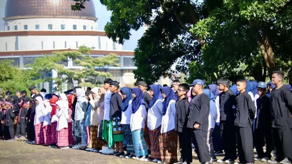 Siswa SD dan SMP saat mengikuti upacara Hardiknas di Lapang Mekarsari, Ngamprah, Bandung Barat. Dok Jabar Eksp