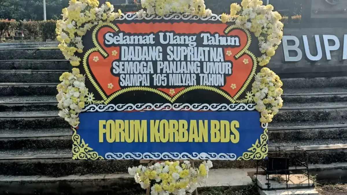 Ultah Bupati Bandung 'Dirayakan' dengan Sindiran: Panjang Umur 105 Miliar Tahun! Sindiran Lewat Karangan Bunga di Ultah Bupati Bandung, Forum Korban BDS Tuntut Pertanggungjawaban