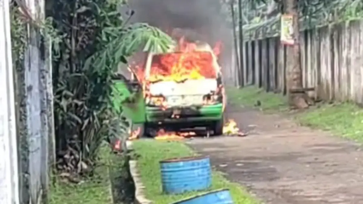 Angkot Terbakar di Ciwaringin Bogor, Kerugian Ditaksir Rp30 Juta Angkot Terbakar di Ciwaringin Kota Bogor, Kerugian Diperkirakan Capai Rp30 Juta