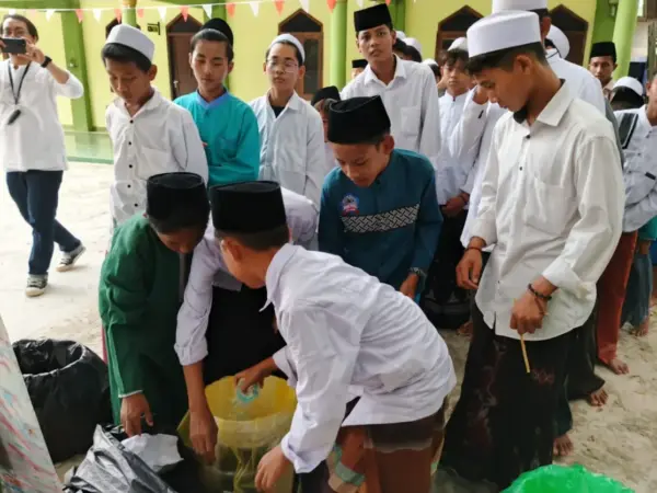 Coklat Kita Silatusantren di Subang: Dorong Santri Jadi Pelopor Gerakan Peduli Sampah Coklat Kita Silatusantren di Subang: Dorong Santri Jadi Pelopor Gerakan Peduli Sampah