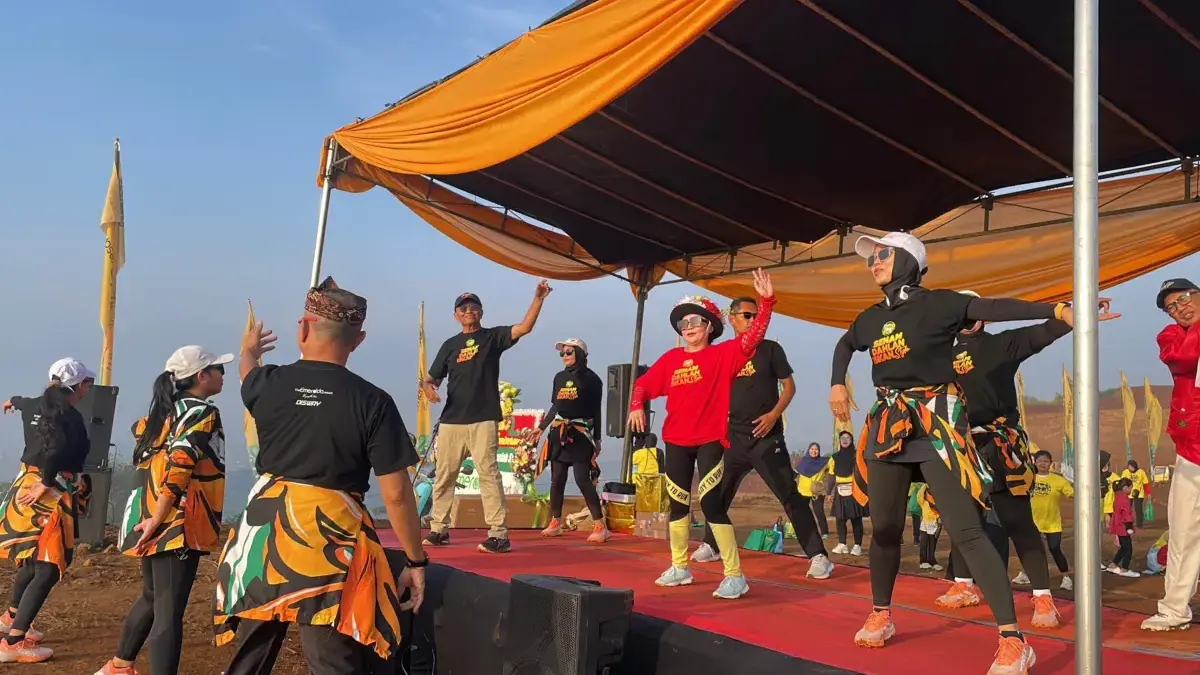 Langkah Pagi Dahlan Iskan Bersama Ribuan Peserta di Bandung Barat