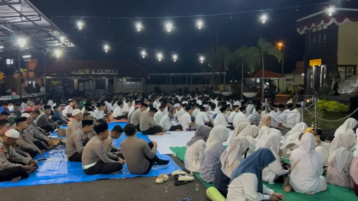 Ratusan orang berkumpul di halaman Mapolres Banjar pada Minggu (10/8/20205) malam, doa dan dzikir bersama seba