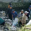 Pembersihan sampah nyangkut di pipa kabel PLN di kali malang RW 32 Melong. (Dok. DPKP)