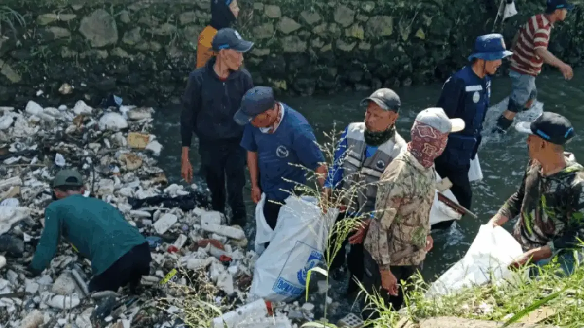Kali Malang di Melong Penuh Sampah, Tim Kecebong DPKP Kota Cimahi Maksimalkan Pemeliharaan Saluran Pembersihan sampah nyangkut di pipa kabel PLN di kali malang RW 32 Melong. (Dok. DPKP)