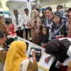 Wali Kota Banjar Ir H Sudarsono (kiri bertopi) melihat antusias masyarakat membayar pajak menggunakan sistem Q