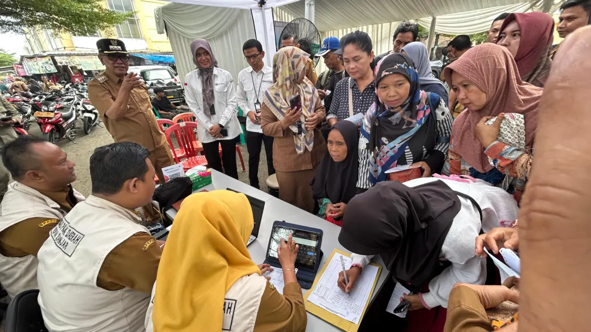 Geliat Ekonomi Digital, Transaksi QRIS di Kota Banjar Melonjak 190,5 Persen Wali Kota Banjar Ir H Sudarsono (kiri bertopi) melihat antusias masyarakat membayar pajak menggunakan sistem Q