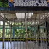 Garis polisi yang terpasang di gerbang masuk Kebun Bintang Bandung yang ditutup di Jalan Kebun Binatang, Kota