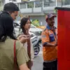 Juru Parkir menggunakan mesin parkir elektronik di kawasan Braga Kota Bandung, Senin (11/8). Foto: Dimas Rachm