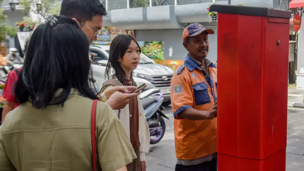 Digitalisasi Sistem, Dishub Kota Bandung Mulai Uji Coba Alat Parkir Digital Handheld di Pusat Kota Juru Parkir menggunakan mesin parkir elektronik di kawasan Braga Kota Bandung, Senin (11/8). Foto: Dimas Rachm