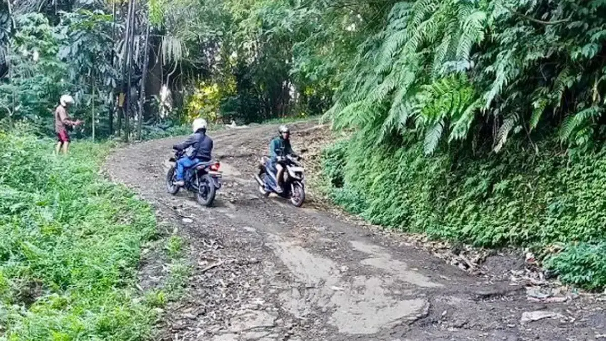 Jalan Maribaya–Cicalung Rusak Parah, Nadi Ekonomi Lembang Menanti Sentuhan Bupati Warga Desa Wangunharja, Kecamatan Lembang, Kabupaten Bandung Barat menunggu janji bupati Jeje Ritchie Ismail.