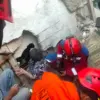 Lansia 82 Tahun Terjebak Reruntuhan Rumah Tua di Cimahi, Diduga Karena Struktur Rapuh