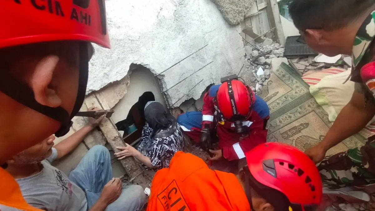 Lansia 82 Tahun Terjebak Reruntuhan Rumah Tua di Cimahi, Diduga Karena Struktur Rapuh Lansia 82 Tahun Terjebak Reruntuhan Rumah Tua di Cimahi, Diduga Karena Struktur Rapuh
