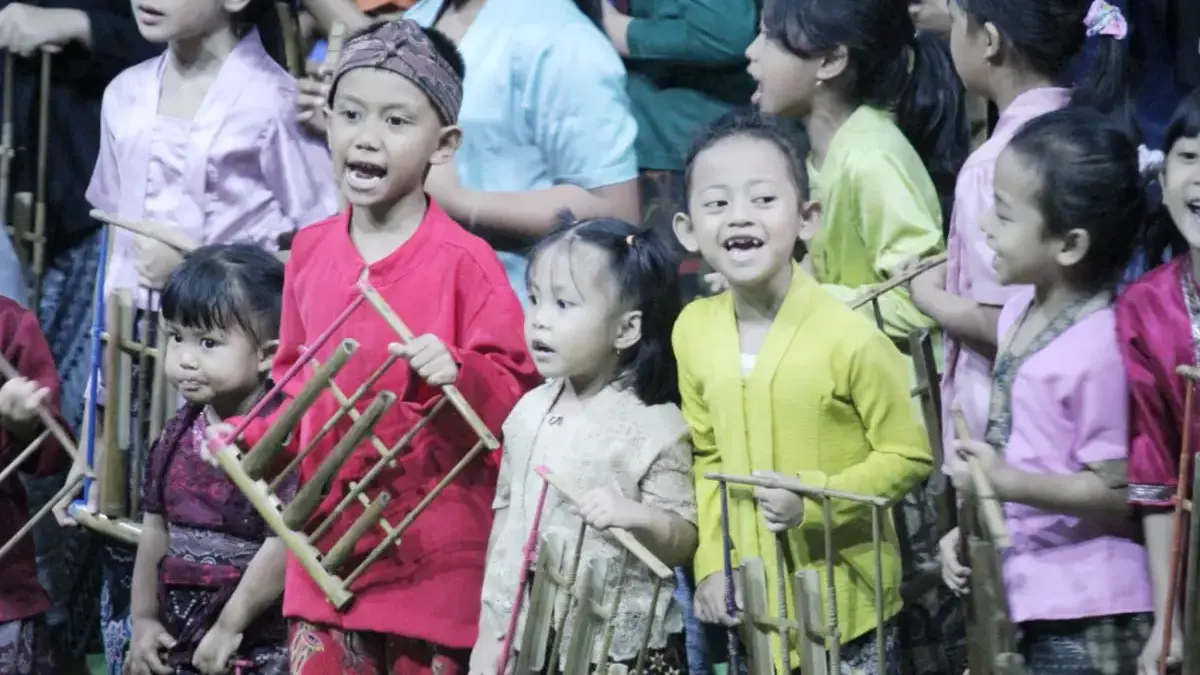 Ilustrasi anak -anak bermain angklung di Kota Bandung. (son)