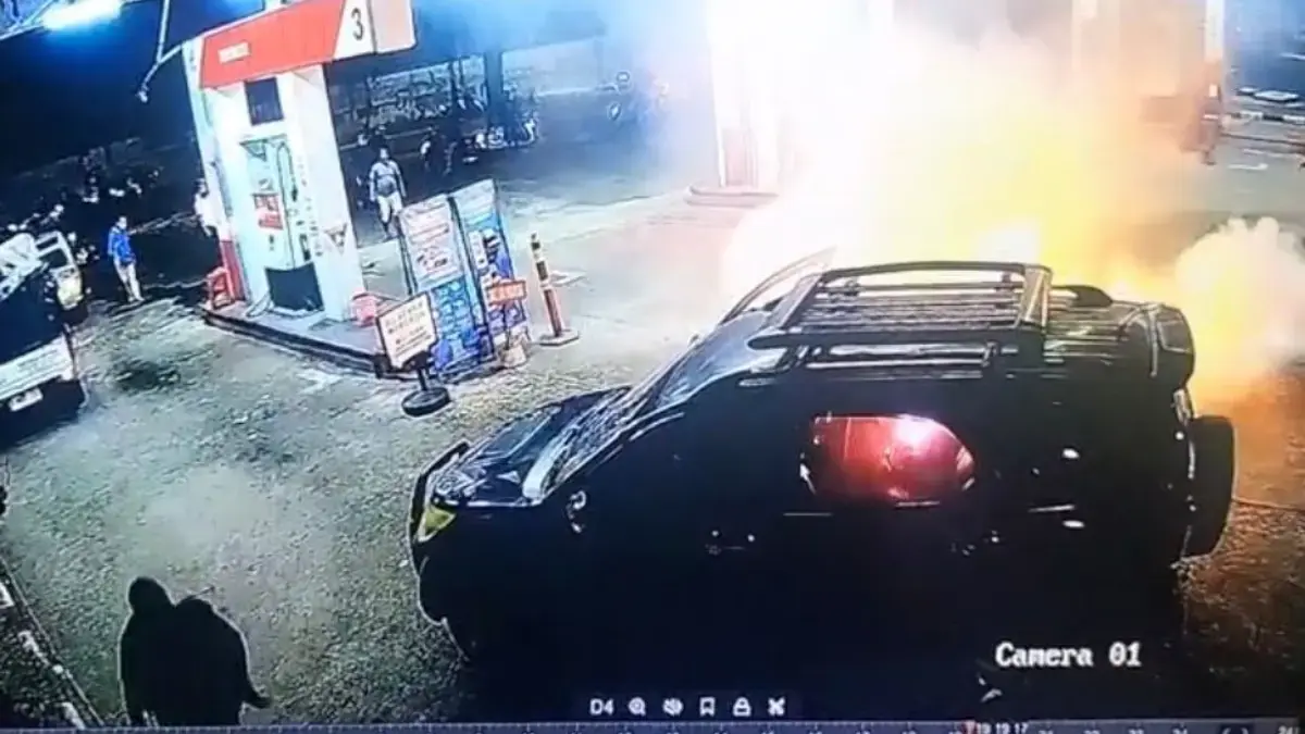 Sebuah mobil Toyota Rush terbakar saat mengisi bahan bakar di SPBU Nambo, Jalan Raya Banjaran Barat, Desa Batu