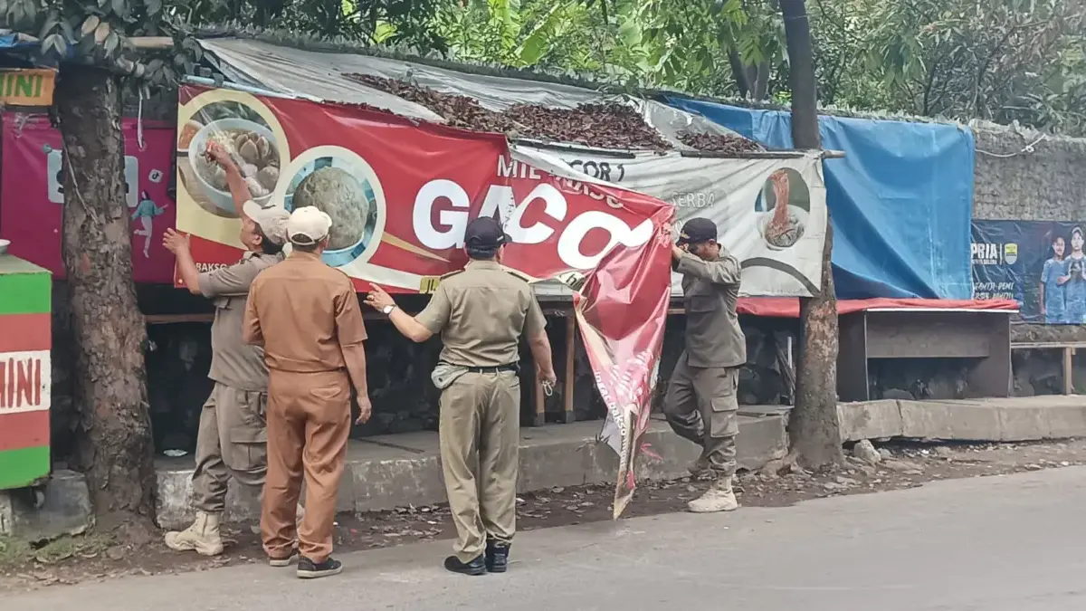 Reklame Ilegal Disapu Bersih di Cimahi, Satpol PP Tertibkan Puluhan Titik Petugas Satpol PP Kota Cimahi saat Menertibkan Baligo dan Spanduk Ilegal di Sejumlah Titik Wilayah (mong)