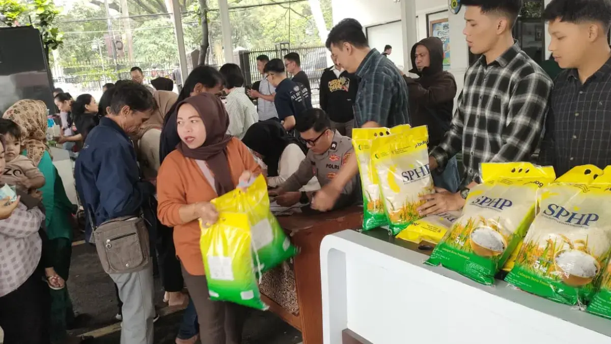 Dok. Antusiasme masyarakat saat menghadiri gerakan pangan murah yang digelar oleh polrestabes Bandung. Selasa