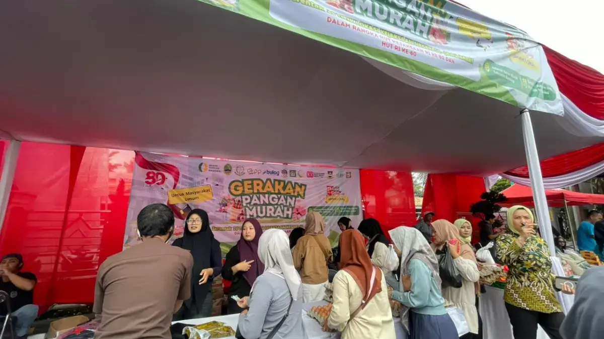 Pasar Murah Kejari Kabupaten Bandung, Warga Borong Sembako dengan Harga Miring Kejaksaan Negeri (Kejari) Kabupaten Bandung menggelar pasar murah dan bazar UMKM di halaman kantornya pada Sel