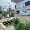 Warga Kampung Lebaksari memasang spanduk protes di jalur menuju Kantor Pemda Bandung Barat, menuntut penangana