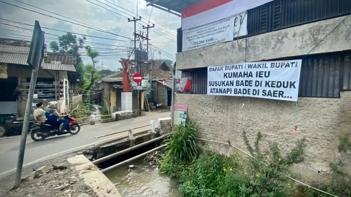 Warga Lebaksari Ngamprah Protes, Janji Penanganan Banjir Cuma Retorika Warga Kampung Lebaksari memasang spanduk protes di jalur menuju Kantor Pemda Bandung Barat, menuntut penangana