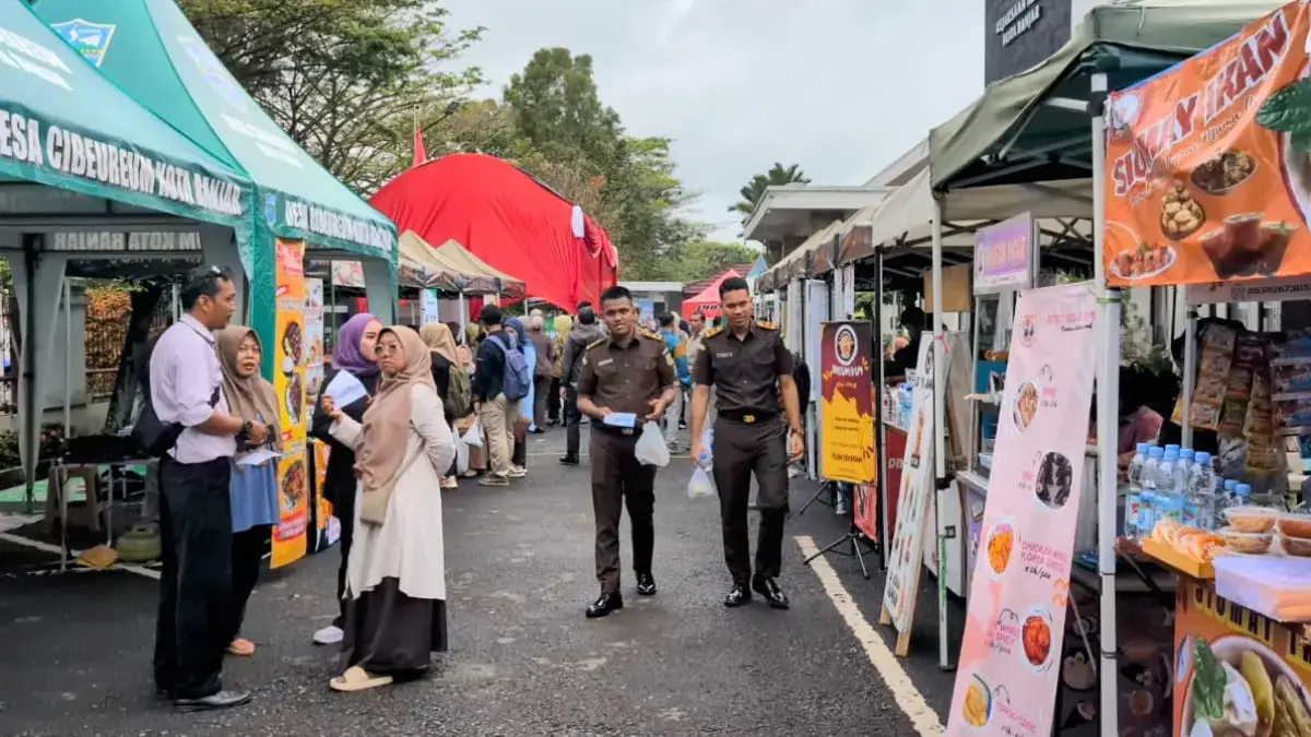 Dukung Ekonomi Warga, Kejari Kota Banjar Gelar Pasar Murah dan UMKM Suasana lokasi Gerakan Pangan Murah di halaman Kantor Kejaksaan Negeri Kota Banjar pada Selasa (12/8/2025). (C