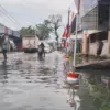 Banjir tetap genangi warga di tengah mangkraknya proyek normalisasi drainase yang dilakukan oleh DPUTR Kabupat