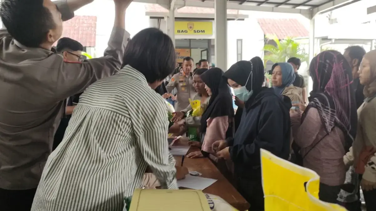 Dok. Gerakan Pangan Murah yang dilaksanakan oleh kepolisian. Selasa (12/8). Foto. Sandi Nugraha