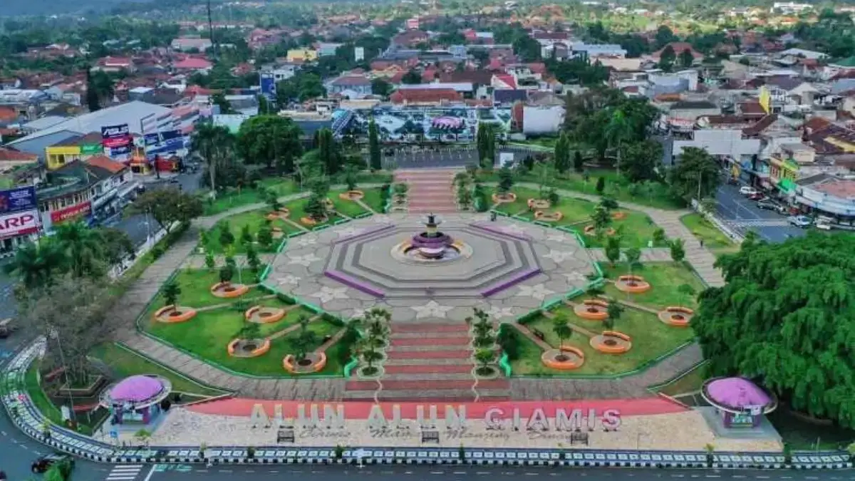Kondisi Alun Alun Ciamis sebelum direvitalisasi. Tahun 2025, Kabupaten Ciamis dinobatkan menjadi kabupaten ter