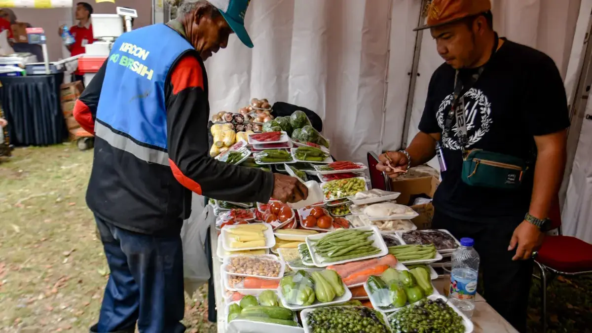 Warga membeli kebutuhan pokok saat bazar pangan murah di Kecamatan Kiaracondong, Kota Bandung. Foto: Dimas Rac