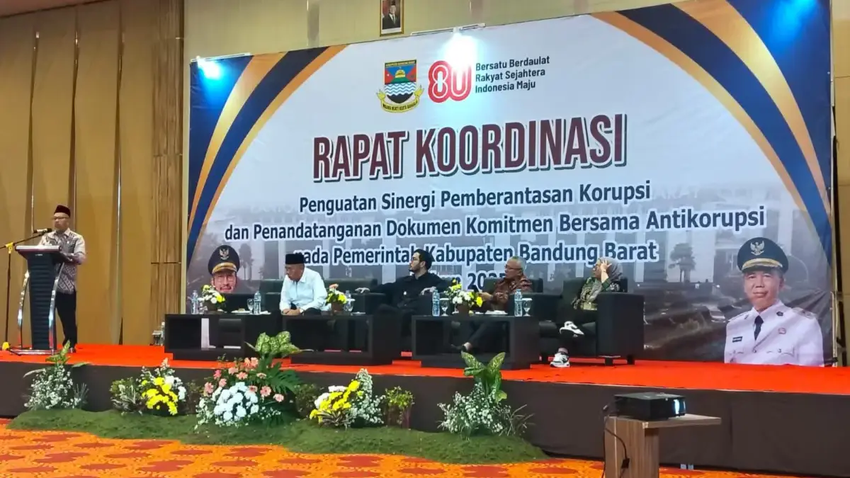 Bupati Bandung Barat Jeje Ritchie Ismail bersama Wakil Bupati Asep Ismail menghadiri giat penandatangan dokume